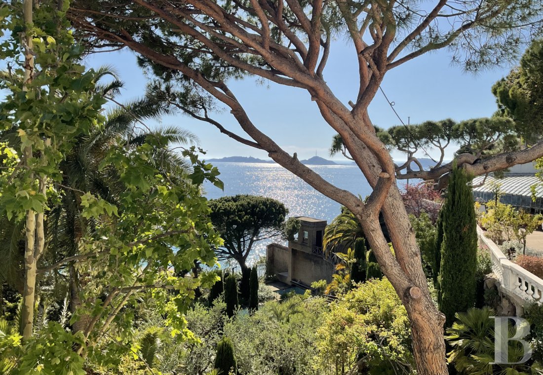 À Marseille, au cœur du Roucas-Blanc, une villa du 19ème siècle et ses spectaculaires jardins et rocailles dominant la corniche - photo  n°5